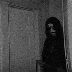 manidkhrny's profile picture. they/them