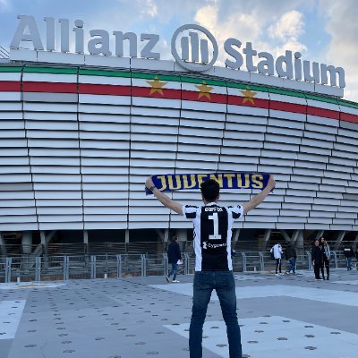 Life is a matter of black and white ⚫⚪🦓
Juventus ⚫⚪ 
#Fino_alla_fine 
#Allegri_in
SC Freiburg 🔴⚪