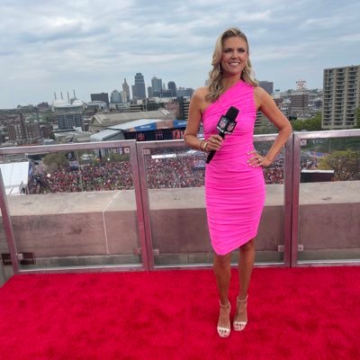 NBC Sunday Night Football, NFL Network host NFL360, @UVA alum, & mom of 4 https://t.co/af9XhJO9An