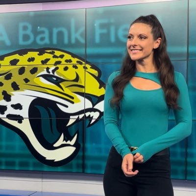 FL living🌴 Husky mom🐾 USF cheer alumni 🎀 Filling my passport 🌎 I like to talk about football 🏈Sports Reporter/ Producer at The Official Jaguars Station 🐆