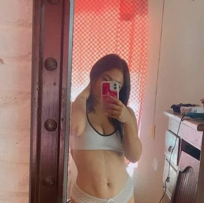 Soy una chica apasionada, me gustan los atardeceres y la música romántica. amo bailar, cantar y coquetear. Amo mi profesión. ❤️