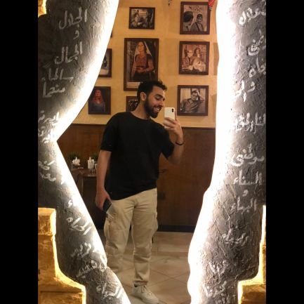 أنا الأديب وأبو الأُدبا
اسمي بإذن الله خالِد
وشِعري مرفوع الرقبة
@beyondpoetry4