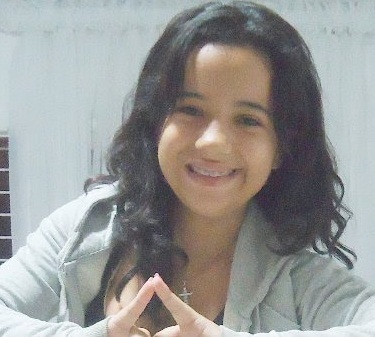 Alvirrubra,14 anos,concluindo 9º ano no Marista Pio XII,ciumenta,irritante,atrapalhada.Sou tudo menos perfeita.