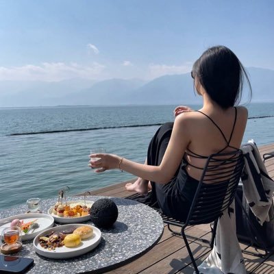 As a girl who likes to laugh and document her daily life, I love golf, tennis and fitness! I love exploring the world and documenting the good life.