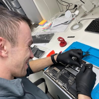 Rozhozený na několika frontách. Motám se okolo Applu, dříve jsem servisoval a prodával Apple. Dnes opravuji defibrilátory, systémy pro KPR a dál