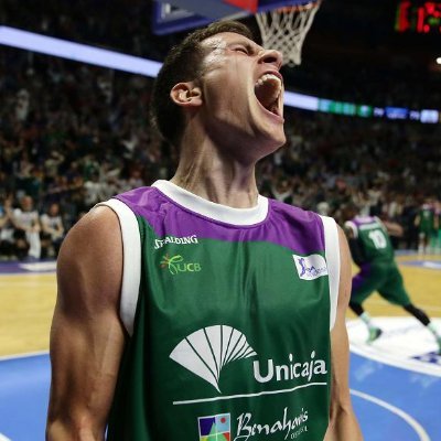 Avenates y bajonas sobre @unicajacb desde la última fila del Carpena. 🏀 Sede de la Melvin Ejim Appreciation Society. 📸 Cabecera: Mariano Pozo.