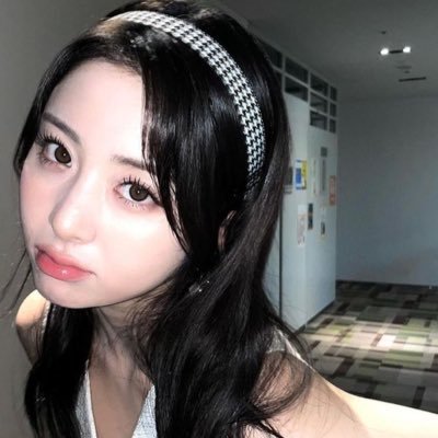 RP. ) 01’s pride ✰ 5’7” ft girl from LE SSERAFIM with sweet eyes, voice and a smile, Huh Yunjin.
