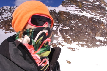 High quality snowboard bandana whose breathable triple layer construction keeps you dry, warm and stylish, while protecting you from the harsh winter elements.