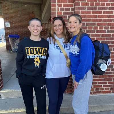 Mom of 2 | Their #1 fan | Medical Speech Language Pathologist | U of I grad🖤💛| concerts friends and travel