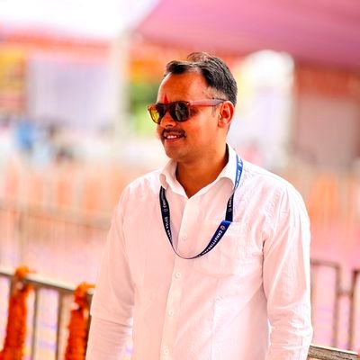 तुम निगाहों से कितने भी दूर हो जाओ ..... मगर .. दिल की नजदीकीयों में फासले नहीं होते ......