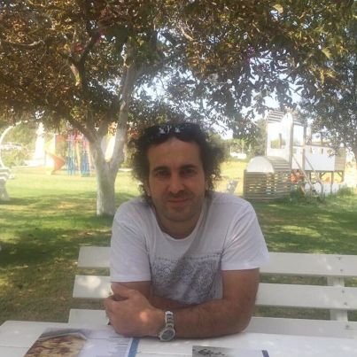 İzmirli genç profesyonelim. Trafik ninjası, müzik keşfedicisi. İşimde başarılı, hayatta eğlenceyi ihmal etmem. Şehirdeki lezzetleri arayan bir yemek tutkunuyum.