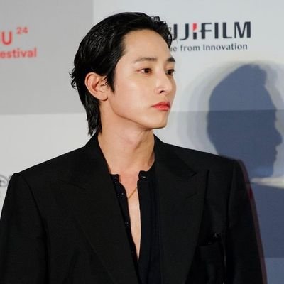 1988 ／ A guy with undeniable charms and perfect visual as if he was sculpted by the gods themselves, Lee Soohyuk.