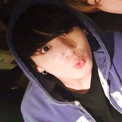 ocupada tirando foto boyfriend material pro meu jimin postar no instagram