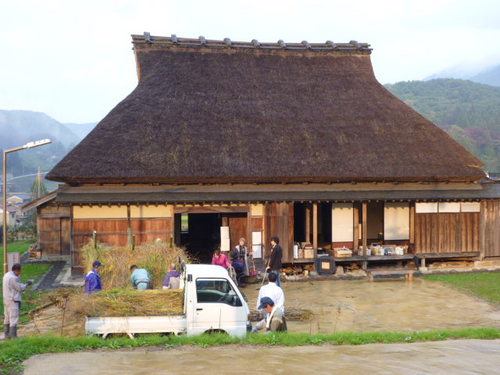 縄文時代から続く茅葺き文化を通して、人と自然のかかわりを見つめ、茅葺きの文化と伝統を次代に伝えていきます。http://t.co/nQ2ELABTip