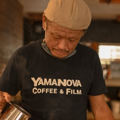 人と自然をつむぎなおす。森と共生するやさしいコーヒー「ヤマノバコーヒー」。カフェ。スパイス。アーユルヴェーダ。山椒。ドキュメンタリー映画。晴れ男。雑談。宇宙。選曲。働く車。