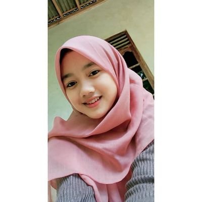 Saya seorang yang senang berbagi pengalaman dan informasi seputar kecantikan, fashion, dan gaya hidup