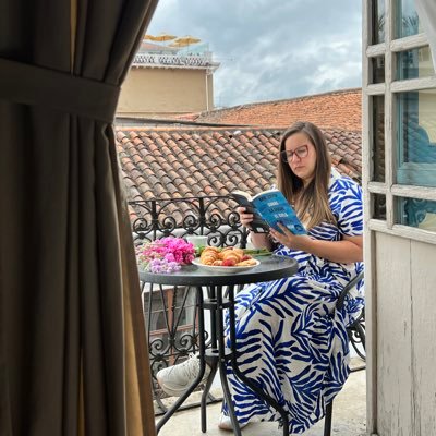 profesora de literatura y estudiante eterna. enamorada de los libros. también amo mi cumple. no soy un regalo de dios. chicharronera profesional.
