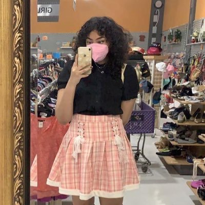 Debrahm7227's profile picture. Old account got hacked please follow 🌺