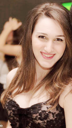 Sou irnonica, faço piadas sem graça, falo coisas estupidas, leio compulsivamente, falo 4 idiomas; amo poesia e odeio futilidade :)