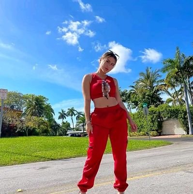 AlisonM27541998's profile picture. female