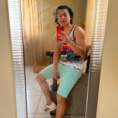 alexvaldiivia's profile picture. Aceptamos el amor que creemos merecer.