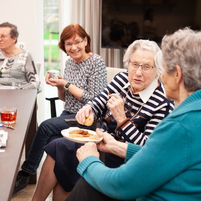 Wilt u zelfstandig blijven wonen, maar niet alleen?
In Het Ouden Huis woont u in uw eigen woning en leeft u uw eigen leven.