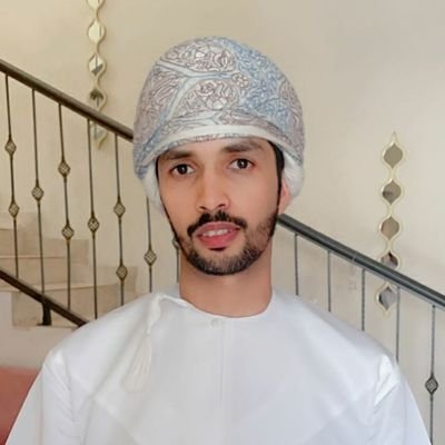 مِن كُلِ شيءبُستان يُعجِزُ الحُصَّادثمَرِه ولايجفُ أبداً زلالُ نهرِه بهِ الإنسان جوهرهُ لُبِه ومعرفتهِ باللهِ ربِه والقانون شُربِه وشاعرٌبه، ماجستير قانون.