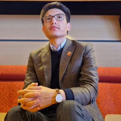 Hazara/socialist/feminist/student. Represents the @vansterpartiet in the council, support-local committee®ional development board. Loves to read books!