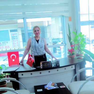 Kim makamıyla övünürse, FİRAVUN'a baksın
Kim malıyla övünürse, KARUN'a baksın
Kim rütbesiyle övünürse, HAMAN'a baksın
Kim soyuyla övünürse, EBU LEHEB'e baksın