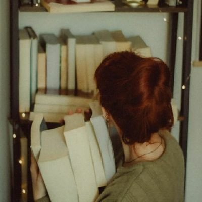 @maral_atmaca ♡ 
•Kitaplar benim en yakın dostlarım. 

•Onları okuyup yorumlamasını çok seviyorum 🧁