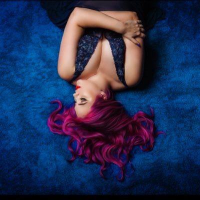 💗💜💙She/her | Canadian Twitch Streamer | Member of @TeamSidequestTV | Cast member of @Dungeon_Select | Lover of books | Laura.k.krause@gmail.com