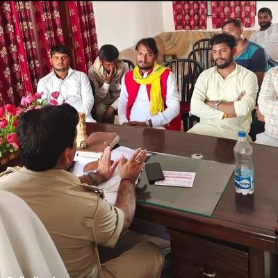 साजिशें रची जाती है हमें कमजोर करने के लिए,
एक हम हैं कि मुस्कुरा के सारा खेल बिगाड़ देते हैं। दुश्मनों का।
युवा समाज सेवी
Socilist
Politician
https://t.co/7yng5clFOv moments