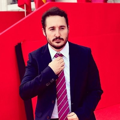 Periodista. Aquí opiniones personales. Sigo la actividad del Rey y del Presidente del Gobierno. A veces me dejan ir a tertulias en la tele.