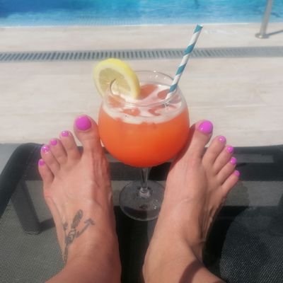 Blonde | size 6 feet 👣 | 5’4| UK 🇬🇧  let me know what pics you dream of buying and ill make your dream come true 💅 Check out my feet finder page or DM💋🦶💦