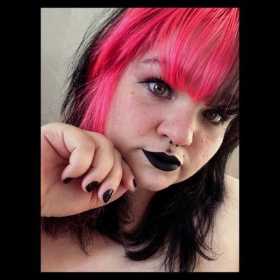 fiancée @im_davidlemon ✦ disabled/autistic/queer ✦ pop punk enthusiast ✦ she/they ✦ vintage collector