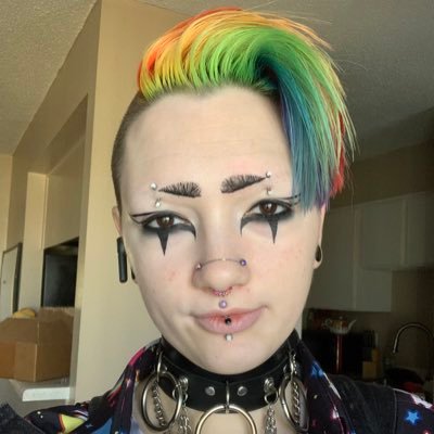 28• (they/he) • ⚪️ • Cosmetologist |Transmasc, queer ass, real life cartoon character, anarcho-socialist, just trying to survive late stage capitalism! 💖💀🌈