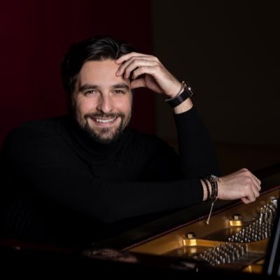 Artista, guitarrista, compositor y productor musical, #EmilioEsteban.
