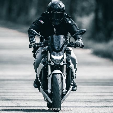 Ingenieur en Mécanique, adepte de la moto
insta et tiktok : beubeu_le_marcassin