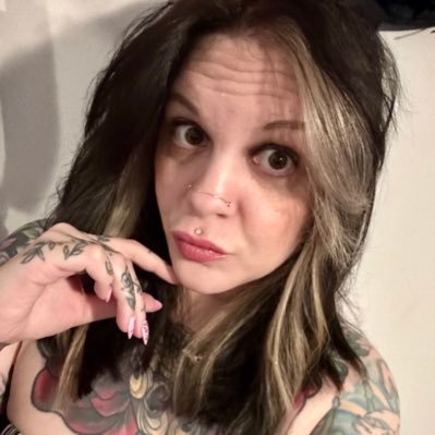 Word on the street is the early 2000s are back, so here I am. Permanent Cosmetics Artist.Early 2000s Emo chick and retired groupie. old account @missmikeya