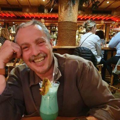 alleinerziehend, Handwerker,kein Interlektueller, politisch unkorekt,leicht sexistisch,mag flachen Humor,lesen, Katzen,meine Tochter,#wirsindmehr Live-Musik...