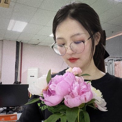 A beautiful girl working under the proof of LED lighting industry ✌️ WhatsApp & WeChat:15150156021