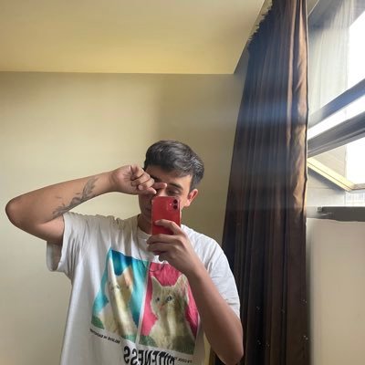 andytron300's profile picture. My parents live in México, I live in the moment.