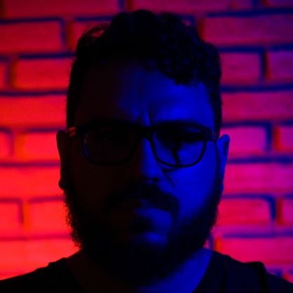 Meu corpo é 70% água e 30% filmes.
Criador, Editor e Apresentador do Fita Magnética