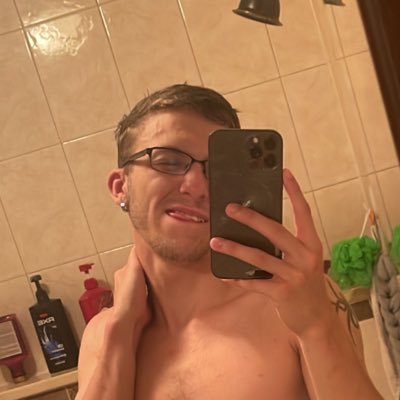 Classy and trashy 🥴🥴 Twitch streamer and YouTube content creator 🎮 200iq dumbass 👀 CEO and Founder of @HushFall_