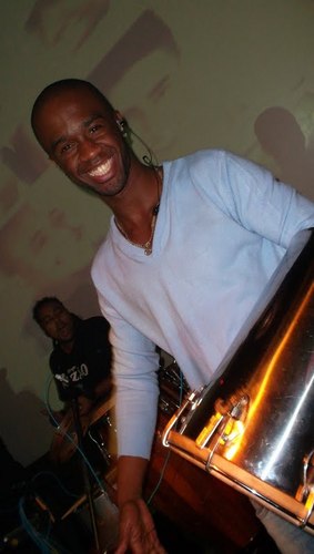 Integrante do Grupo Razão ... Souu Alegre e quem me ver sorrindo vai ser sempre assim !!