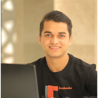 مصمم جرافيك متخصص في تصميم العلامات التجارية، السوشيال ميديا والمطبوعات، أقدم حلولًا بصرية إبداعية تعزز هوية مشروعك بأسلوب احترافي وجذاب. 🎨🚀
