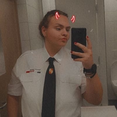 ladiabloula's profile picture. lol