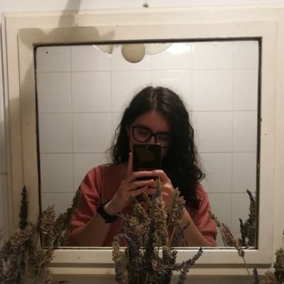 27, ho un cane che si chiama Dodo, non posso bere succo di pompelmo, cba come mood giornaliero - she/her
