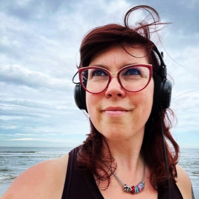 Olifant. Slecht met porseleinkasten.
ATTENTION WHORE. Ordinair, onbehoorlijk &onverstandig. Preuts trutje. Taalarmoedige. Beetje overdreven.
Chaos incarnated.