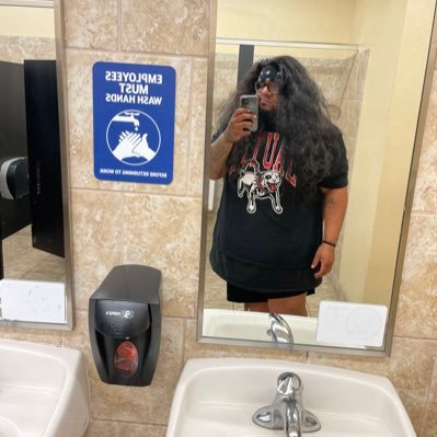 32. straight edge. he/him owner of @ugly_bois $uglyvinnie 🫀Raven